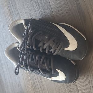 NIKE BASEBALL SHOES BOYS SIZE 4
